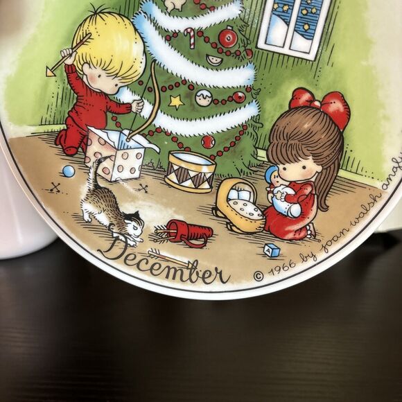 Christmas Boy Girl Dec 1966 Joan Walsh Anglund 7 3/4" Round Plate Preowned w/box - Picture 3 of 8